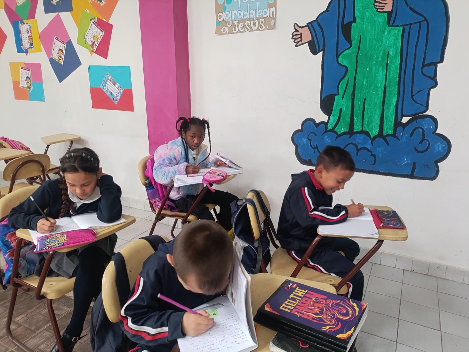 Niños estudiando en Casa Caná