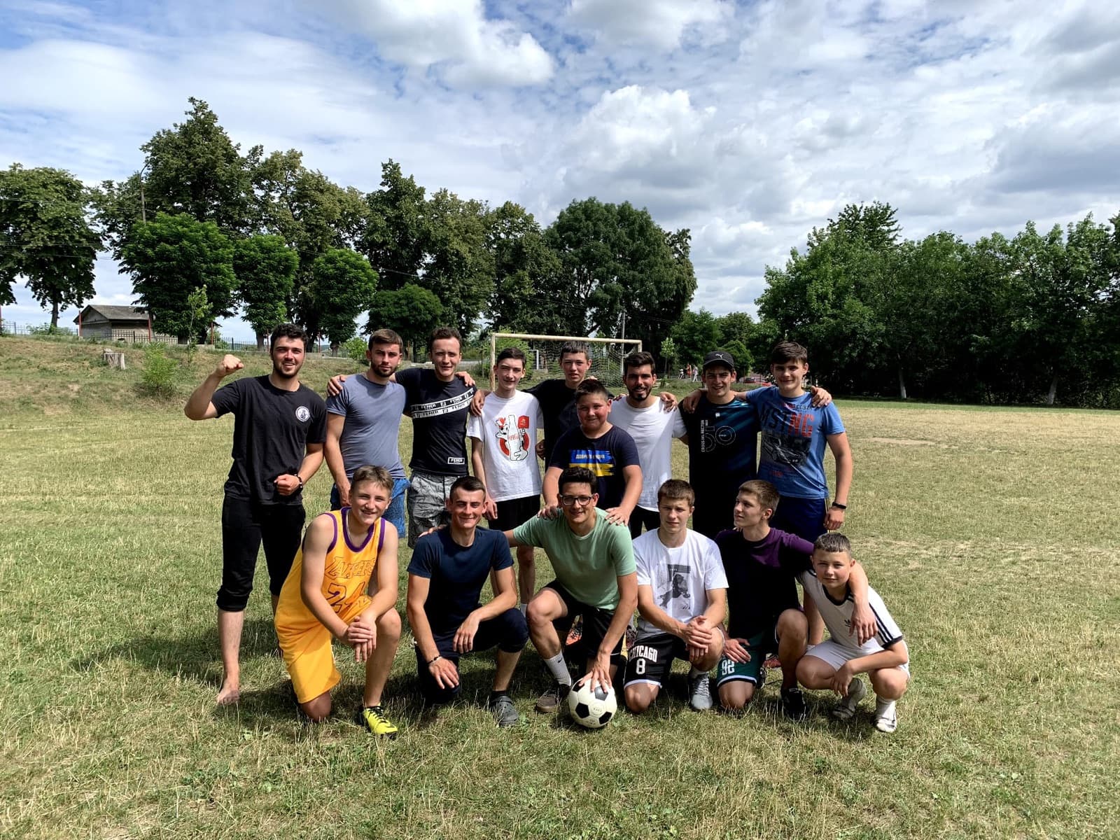Voluntarios jugando al fútbol